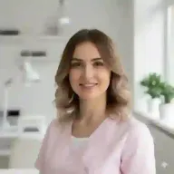 Tehnician unghii: Cristina Popescu